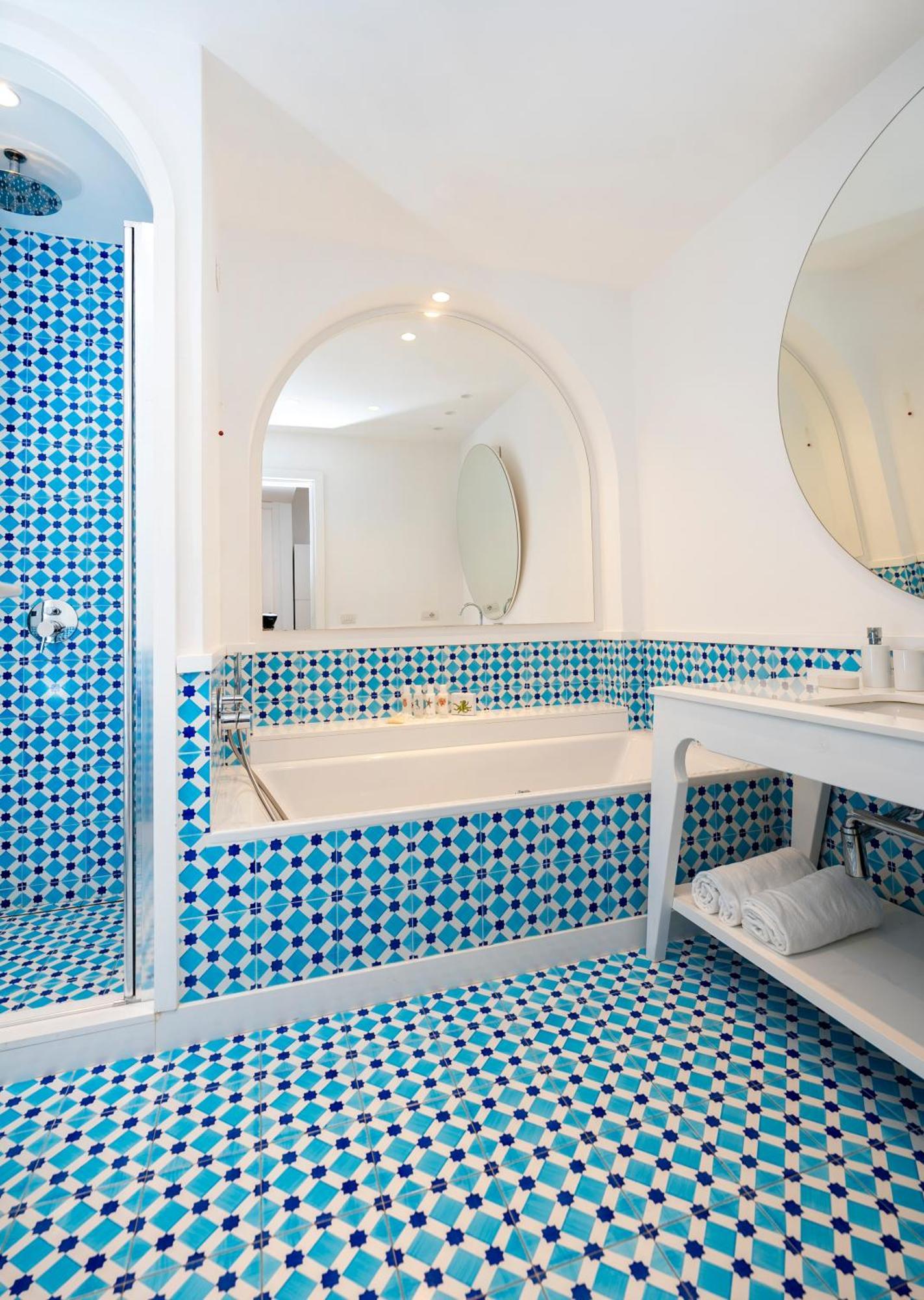 Relais Blu 4*